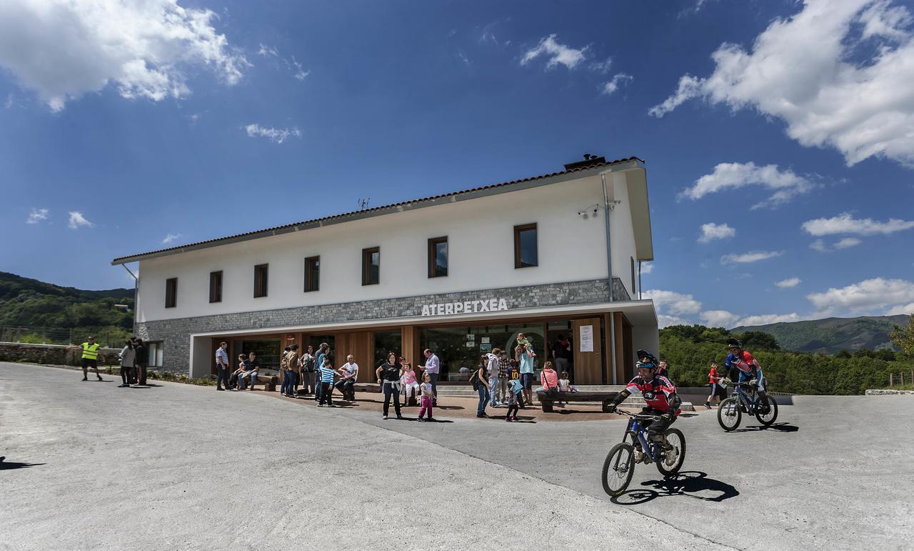 Youth Hostel Non Stop Inn By Irrisarri Land Igantzi Bagian luar foto